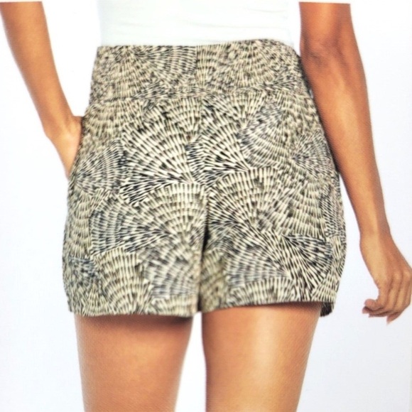 Three Dots Women's Printed Pull On Printed Shorts Beige Size XL - Picture 2 of 6